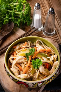 Tavuk ve sebzeli kızarmış erişte. Tavuk chow mein.