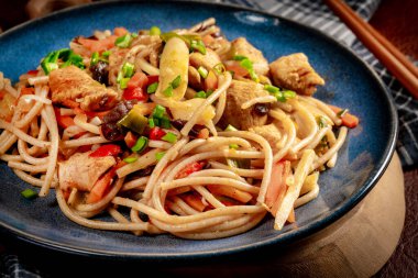 Tavuk ve sebzeli kızarmış erişte. Tavuk chow mein.