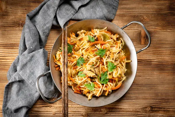 Tavuk ve sebzeli kızarmış erişte. Tavuk chow mein.