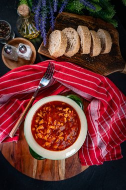 Domates soslu ve otlu doğranmış tavuk güveci..