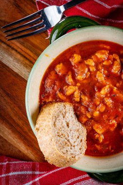 Domates soslu ve otlu doğranmış tavuk güveci..