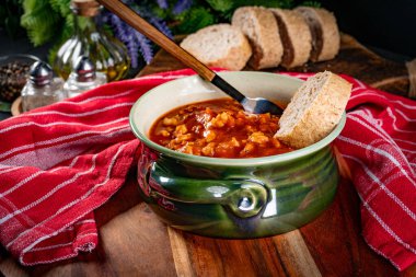 Domates soslu ve otlu doğranmış tavuk güveci..