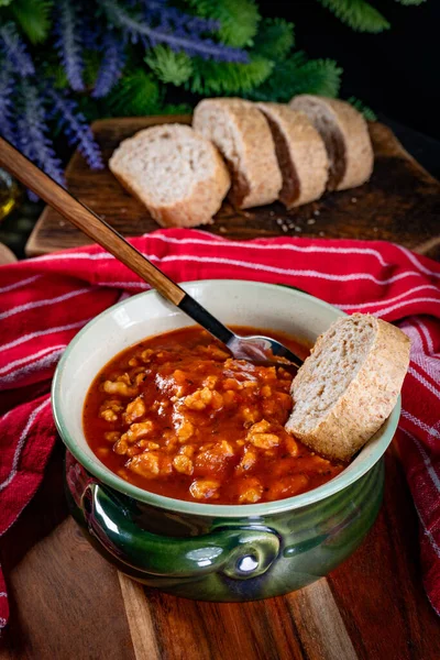 Domates soslu ve otlu doğranmış tavuk güveci..