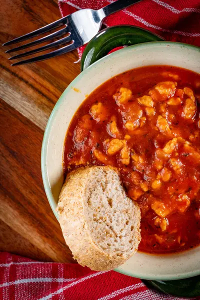 Domates soslu ve otlu doğranmış tavuk güveci..