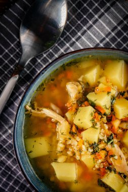 Sebzeli ve tavuklu Polonya arpa çorbası - krupnik.