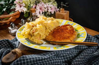 Kıymalı pirzola, haşlanmış lahana ve patates. Sığ alan derinliği.