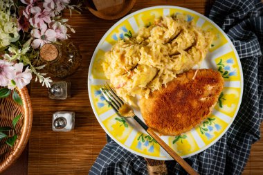 Kıymalı pirzola, haşlanmış lahana ve patates. Sığ alan derinliği.
