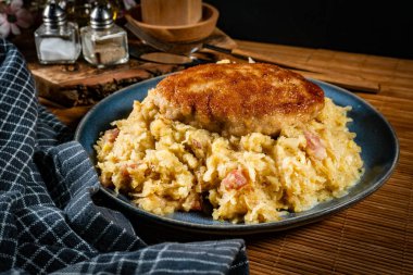 Kıymalı pirzola, haşlanmış lahana ve patates. Sığ alan derinliği.