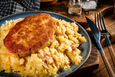 Kıymalı pirzola, haşlanmış lahana ve patates. Sığ alan derinliği.