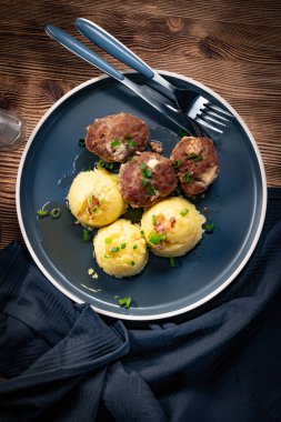 Peynirli köfte ve tabakta haşlanmış patates. Üst görünüm.