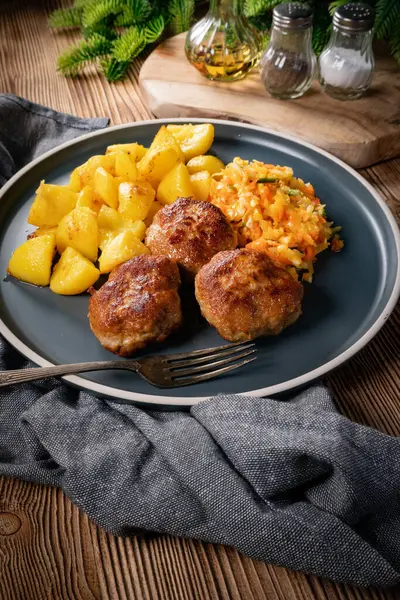 Tabakta patates kızartmasıyla servis edilen köfteler..