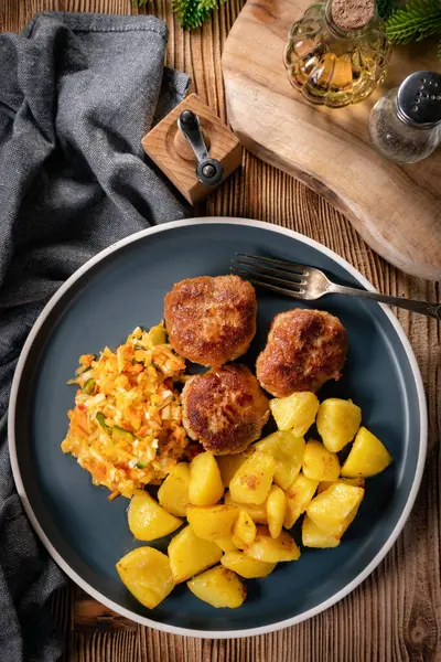 Tabakta patates kızartmasıyla servis edilen köfteler..