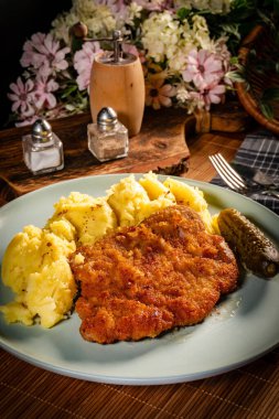 Patates ve salatalık turşusu ile servis edilen domuz pirzolası..