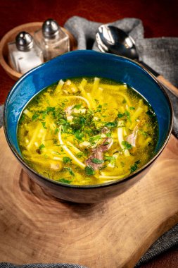 Çorba. Erişteli tavuk çorbası..