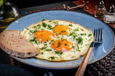 Tabakta bir dilim ekmekle sahanda yumurta. Sığ alan derinliği.