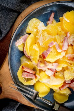 Geleneksel bir Polonya yemeği (pieczonki, prazonki, duszonki) - füme domuz pastırması, sosis ve soğanlı haşlanmış patates.