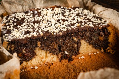 Dikdörtgen bir teneke kutuda haşhaşlı kek..