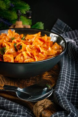 Domates soslu erişteli tavuk parçaları. Sığ alan derinliği.