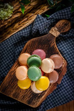 Pastel tonlu renkli badem kurabiyesi. Sığ alan derinliği.