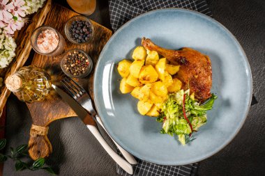 Kızarmış ördek bacağı ve patates.