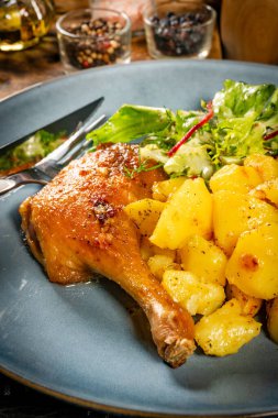 Kızarmış ördek bacağı ve patates.