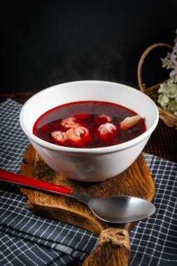 Geleneksel cila, hamur köfteli berrak kırmızı borş..