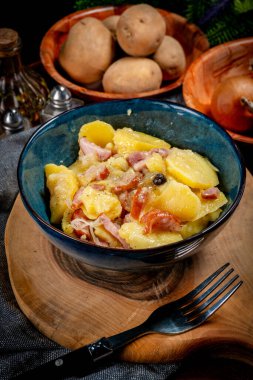 Geleneksel bir Polonya yemeği (pieczonki, prazonki, duszonki) - füme domuz pastırması, sosis ve soğanlı haşlanmış patates.