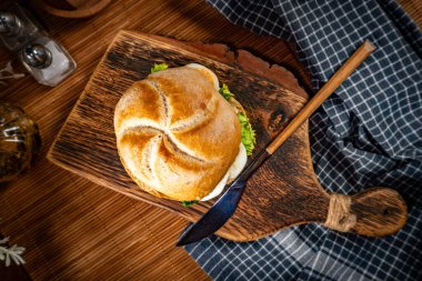 Marullu sandviç ve haşlanmış yumurta. Sığ alan derinliği.