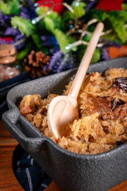 Domuz eti, sosis ve mantarlı lahana yahnisi. Bigos - geleneksel Polonya mutfağı.