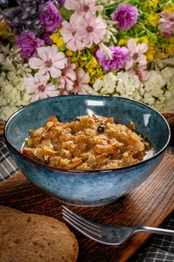 Domuz eti, sosis ve mantarlı lahana yahnisi. Bigos - geleneksel Polonya mutfağı.