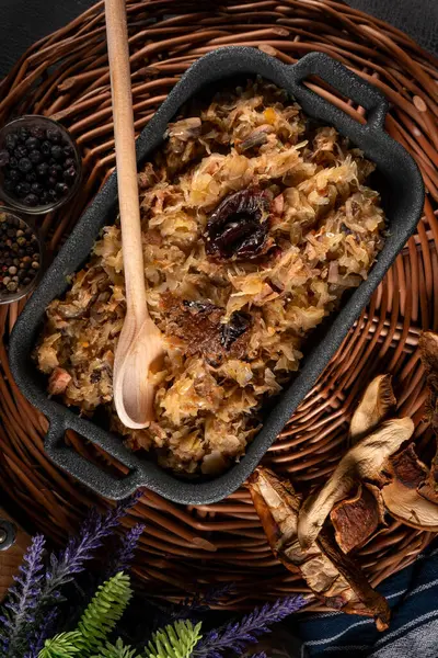 Domuz eti, sosis ve mantarlı lahana yahnisi. Bigos - geleneksel Polonya mutfağı. Üst görünüm.