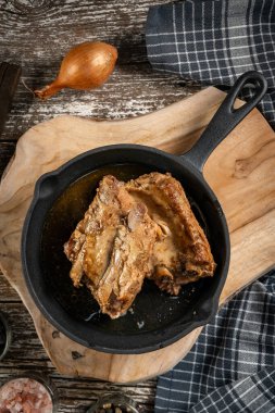 Demir bir tavada pişmiş pirzola..