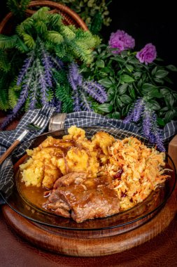Patates püresi ve salatayla servis edilen acılı soslu domuz pirzolası. Sığ alan derinliği.