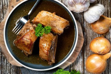 Tabakta pişmiş domuz pirzolası..