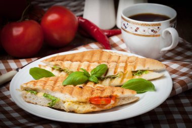 Peynir, marul ve domates ile kızarmış tost sandviç. Seçici odak.