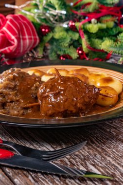 Silezya eriştesi ve kızarmış lahana ile servis edilen sığır rölesi..