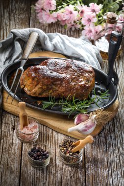 Dökme demir tavada domuz budu..