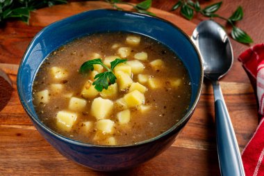 Mavi kasede patates ve mantarlı ekşi çorba..