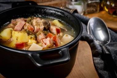 Sosisli ve patatesli çavdar unu çorbası. Seçici odak.