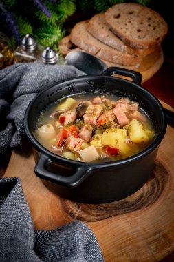 Sosisli ve patatesli çavdar unu çorbası. Seçici odak.