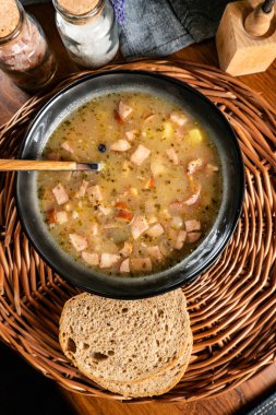 Patates ve sosisli ekşi çorba..