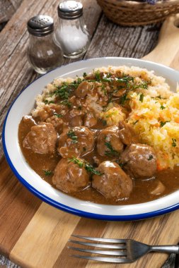 Mantar soslu kıymalı köfte, haşlanmış bulgur ile servis edilir..