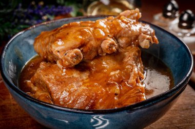 Kavanozda baharatlı soslu domuz pirzolası. Sığ alan derinliği.