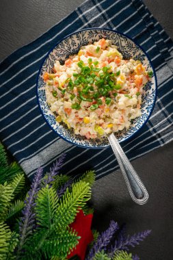 Geleneksel salata Olivier haşlanmış sebze ve mayonez ile masada..