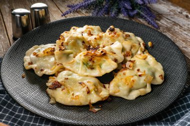 Kavrulmuş hamur köftesi (pierogi) ve ıspanak dolgulu greyfurt..