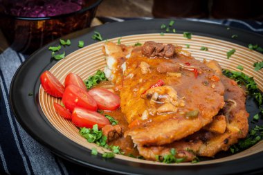 Patatesli etli sebze, domates ve maydanoz krep. Seçici odak.