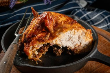 Kaliteli demir tavada servis edilen kızarmış tavuk..