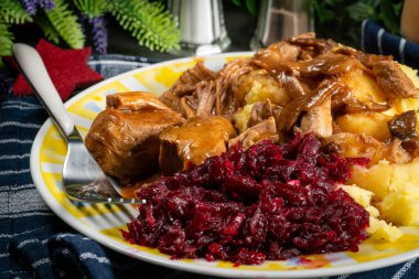 Mantar soslu domuz filetosu patates püresi ve rendelenmiş pancar ile servis edilir..