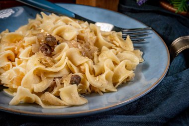 Lahana turşulu makarna ve pastırma. Seçici odak.