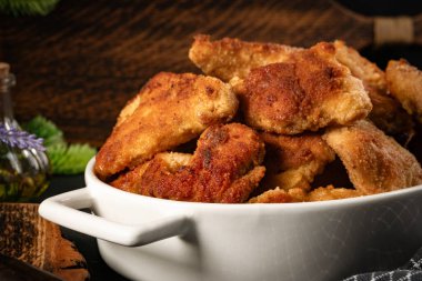 Kızarmış tavuk nuggetları. Sığ alan derinliği.